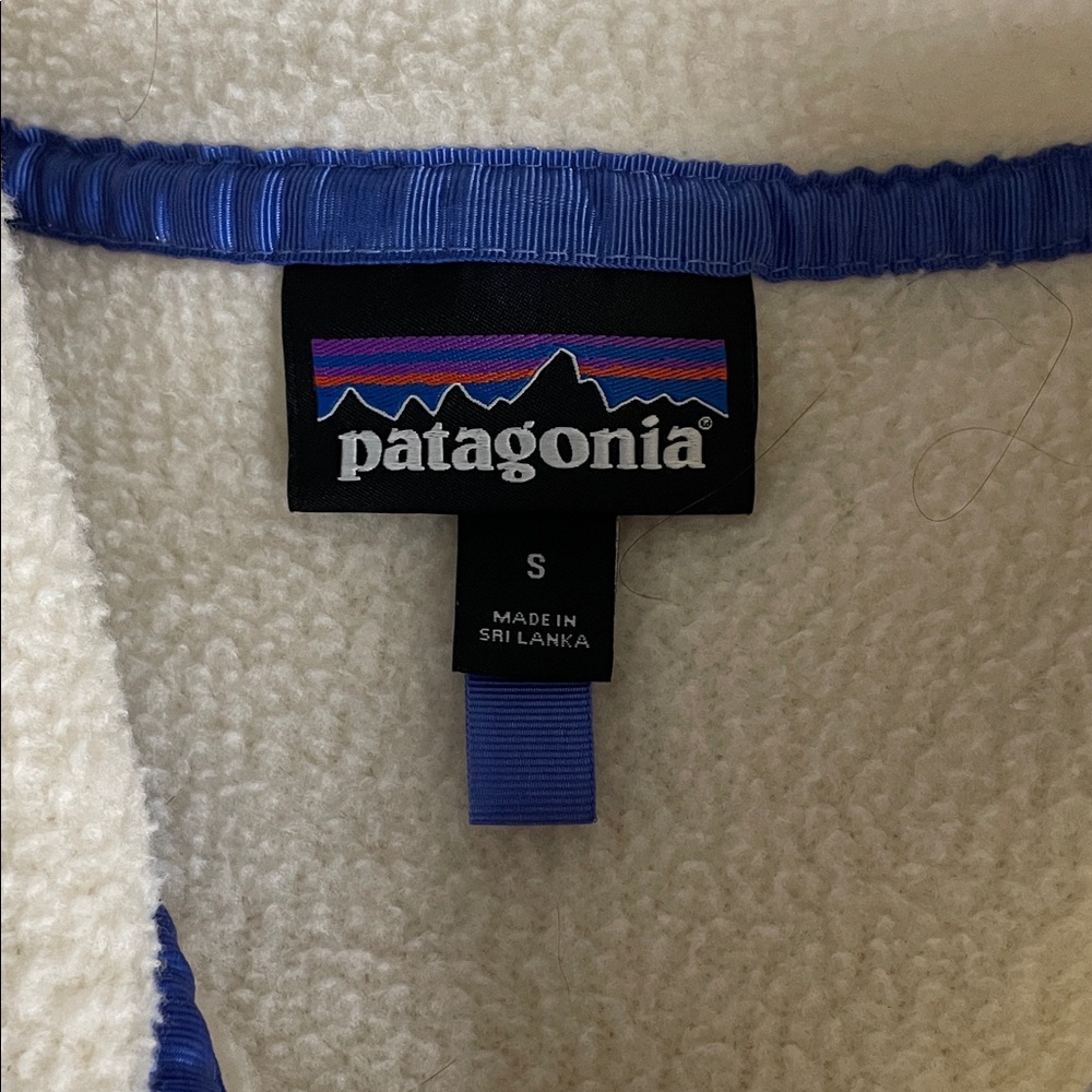 Patagonia Off-White Fleece with Blue Trim - Picture 2 of 4
